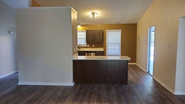 Building Photo - Newly Renovated 3 bedroom, 2 bath unit wit...