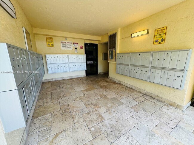 Foto del edificio - 2935 NE 163rd St