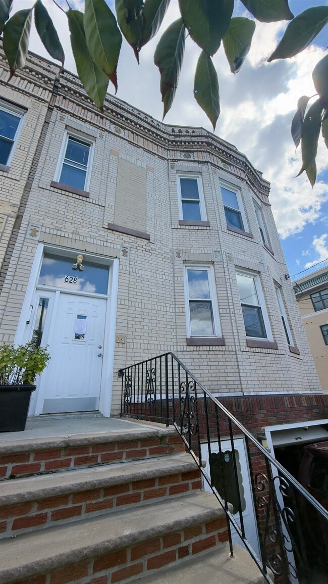 Building Photo - 628 Palisade Ave
