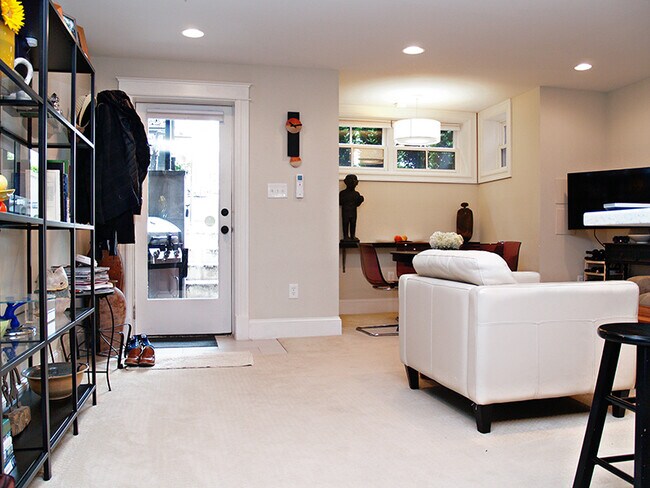 Foto del edificio - 1227 F St NE