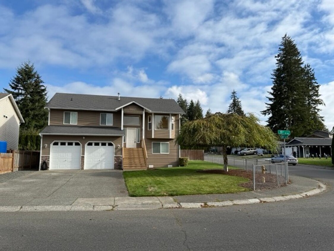 Primary Photo - Spacious 5BD/3BTH Everett Home for Lease N...