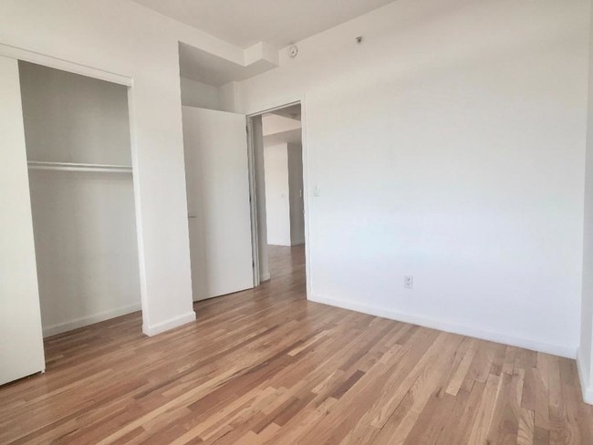 Foto del edificio - 3210 Riverdale Ave