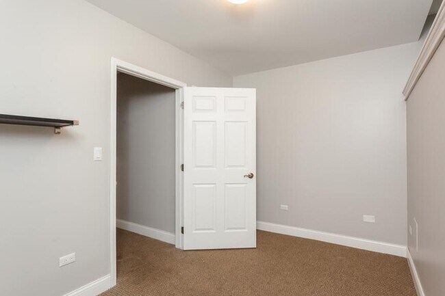 Building Photo - 3 bedroom in Chicago IL 60642