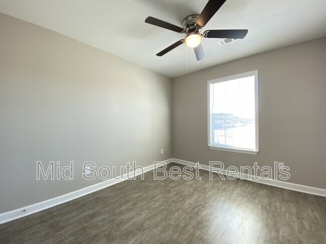 Building Photo - 412 Meadows Dr