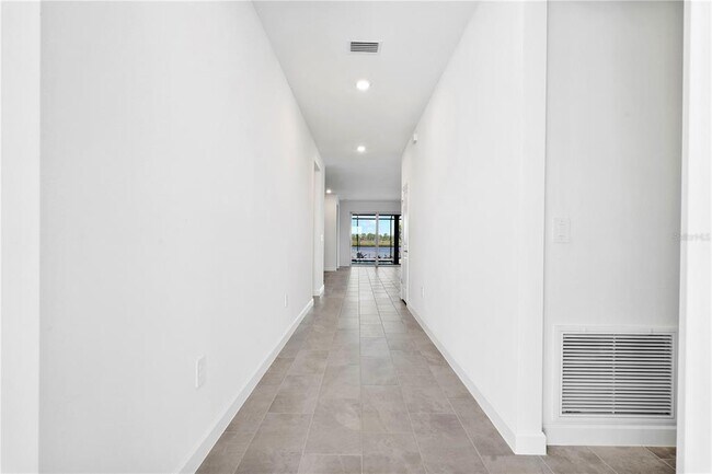 Foto del edificio - 14735 Bluewater Rd
