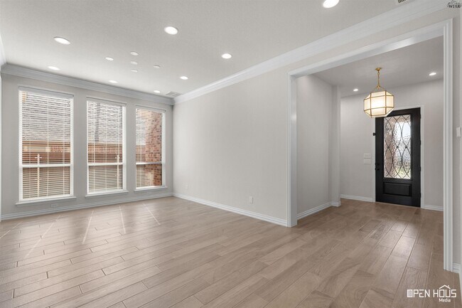 Building Photo - 5682 Blackstone Dr