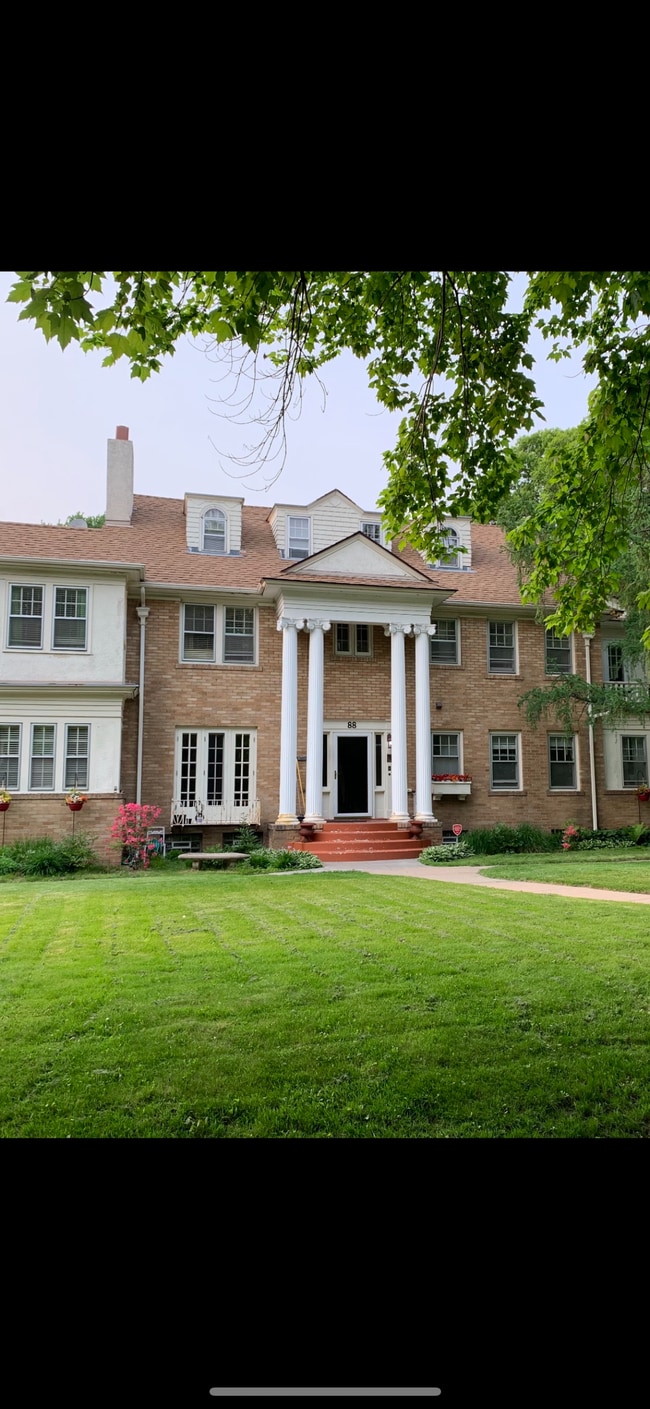 88 W Minnehaha Pky