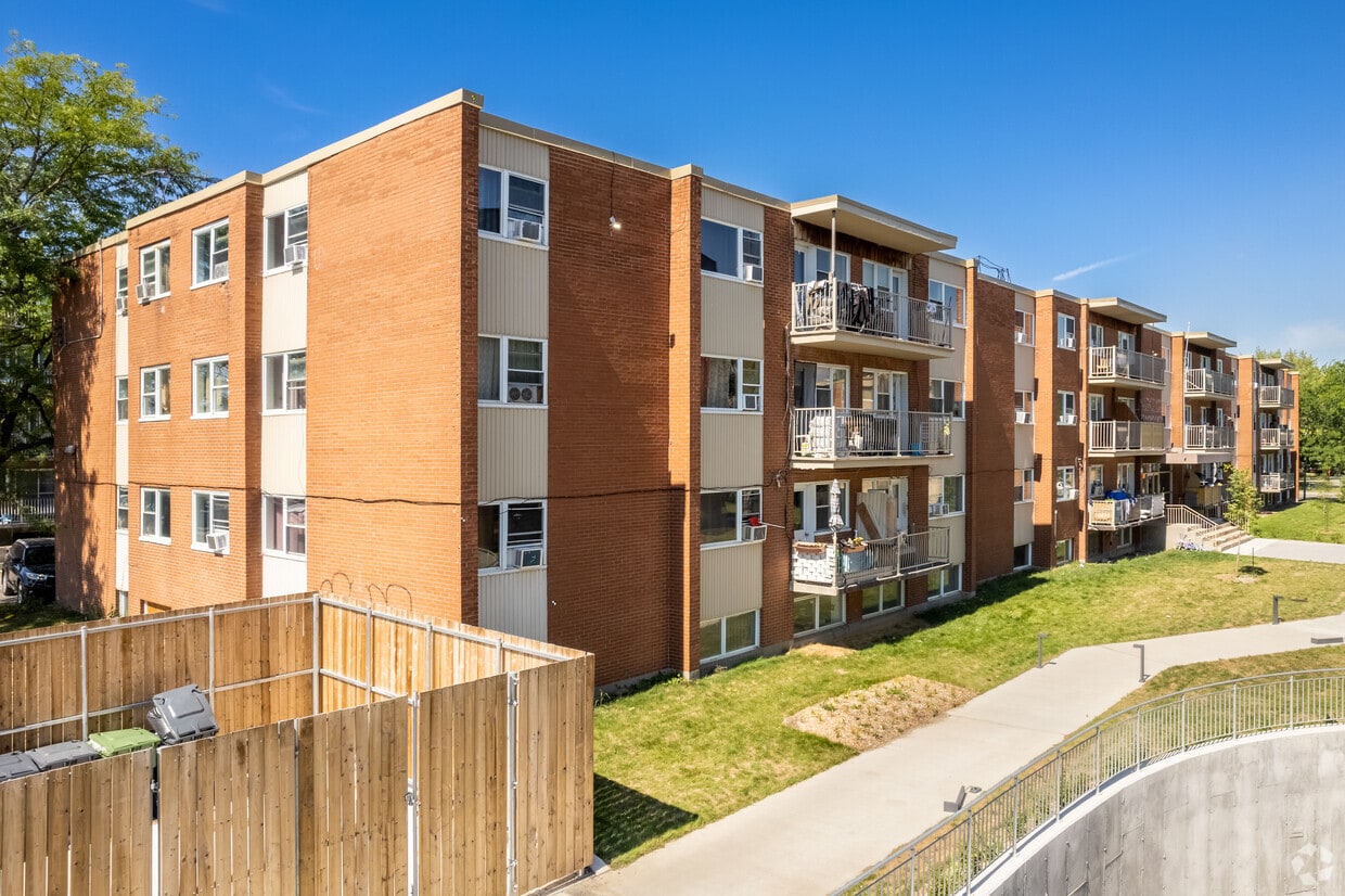 Building Photo - 8590 Rue Jean-Brillon