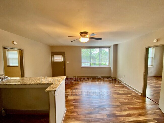 Foto del edificio - 4911 Sunnyside Ave