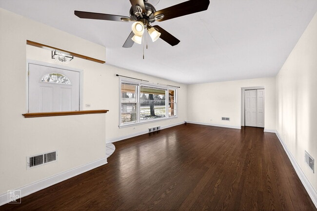 Building Photo - 304 E Golf Rd