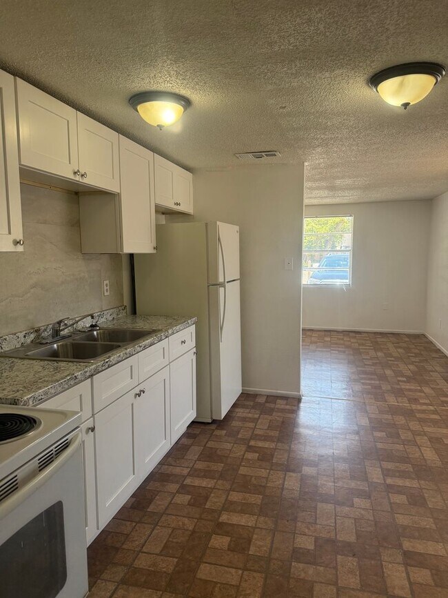 Foto del edificio - 3 bedroom 2 bath duplex