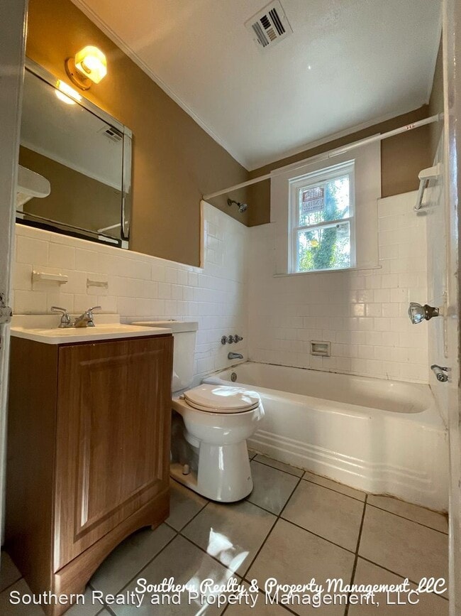 Building Photo - 3 br, 1 bath House - 204 Bradley Drive