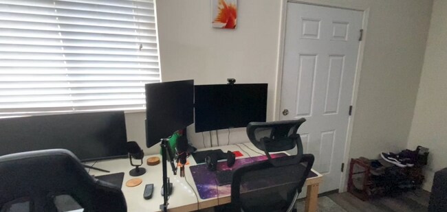 Foto del edificio - 445 East Foster Road, Unit Large Studio