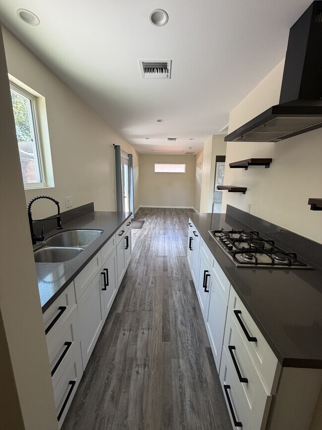 Foto del edificio - 6024 Lindley Ave