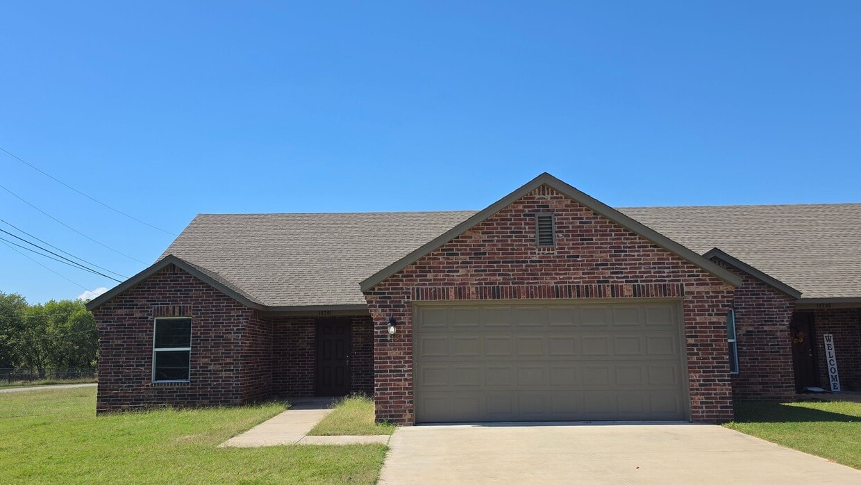 Primary Photo - Great newer 3 bed 2 bath duplex.