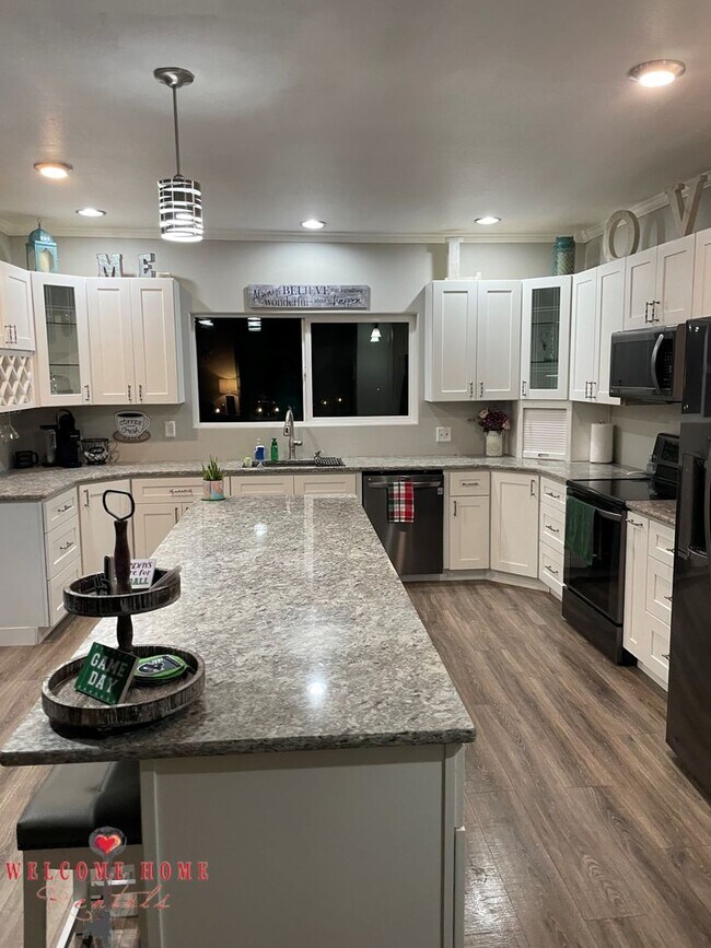 Building Photo - Adorable 1-story home with Air Conditionin...