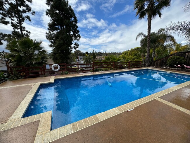 Foto del edificio - Fully furnished, 3 BR, 2.5 BA, 2-story hom...