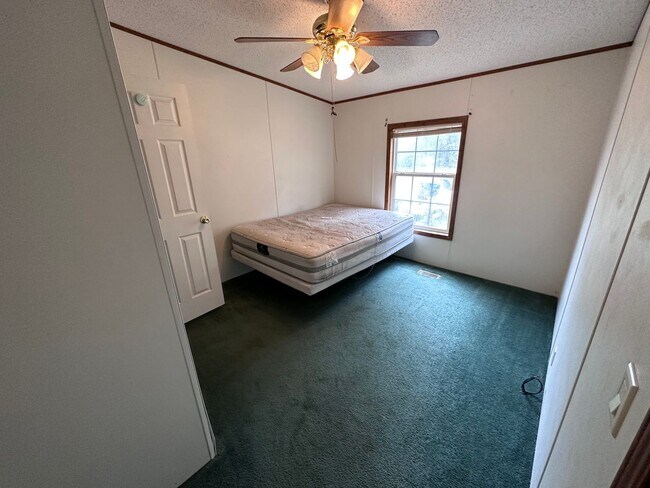 Building Photo - Great Family Rental in the Country!