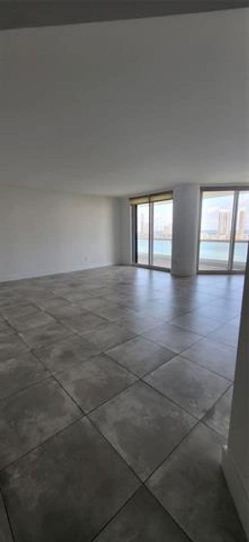 Foto del edificio - 2600 Island Blvd