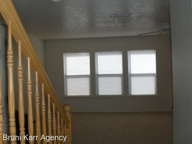 Building Photo - 3 br, 2.5 bath House - 12000 Block of Rain...