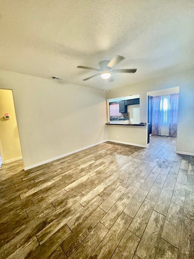 Foto del edificio - Lexington Subdivision-3/2-Move in ready! Call and schedule today!--Move in special