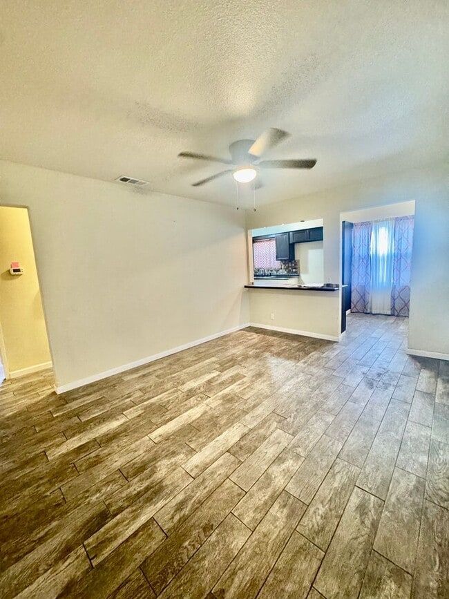 Building Photo - Lexington Subdivision-3/2-Move in ready! Call and schedule today!