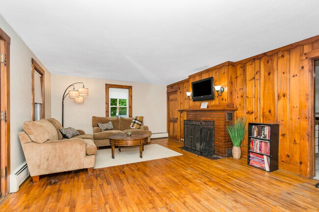 Building Photo - 104 Linden St
