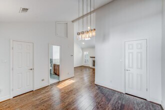 Building Photo - 708 Fowler St