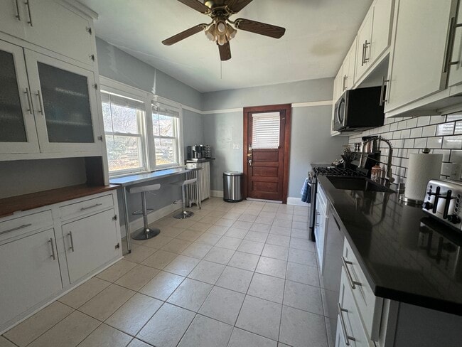 Kitchen - 821 E Pearson St