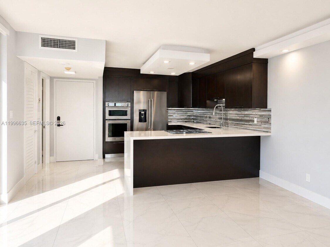 Building Photo - 1420 Brickell Bay Dr