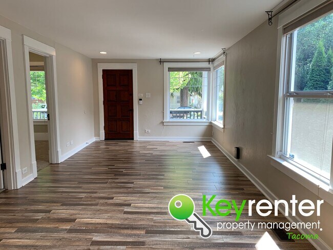 Building Photo - Gorgeous Centrally Located Tacoma Home!