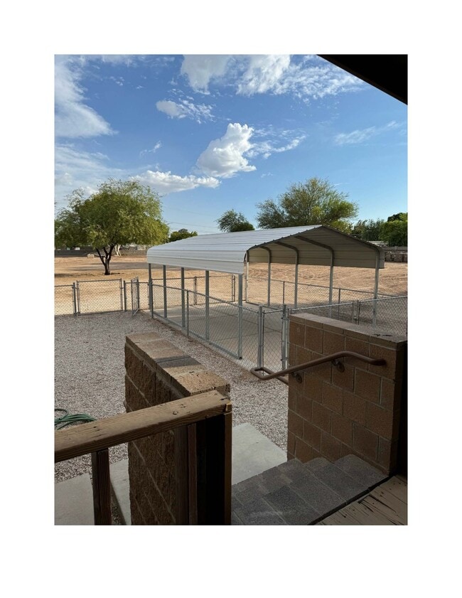 Estacionamiento privado con sombra - 2640 W 5th St