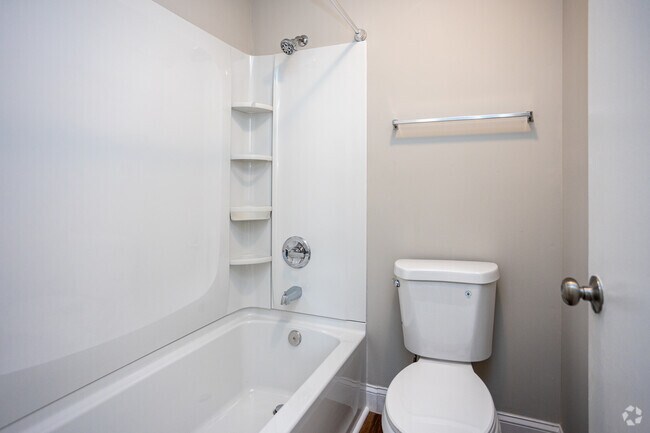 1 habitación, 1 baño - 750 pies cuadrados - Baño - Creek Ridge Apartments