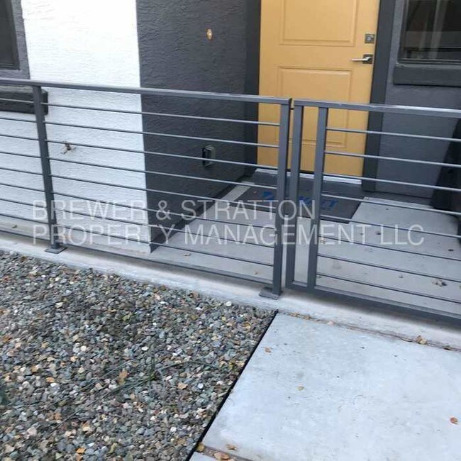 Building Photo - 2090 S Dorsey Ln