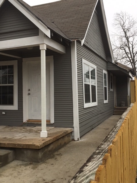 Side view - 1131 W Lynwood Ave