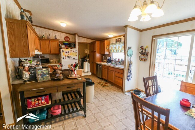 Foto del edificio - Awesome 3 bedroom 2 bathroom home located in OGDEN KS!