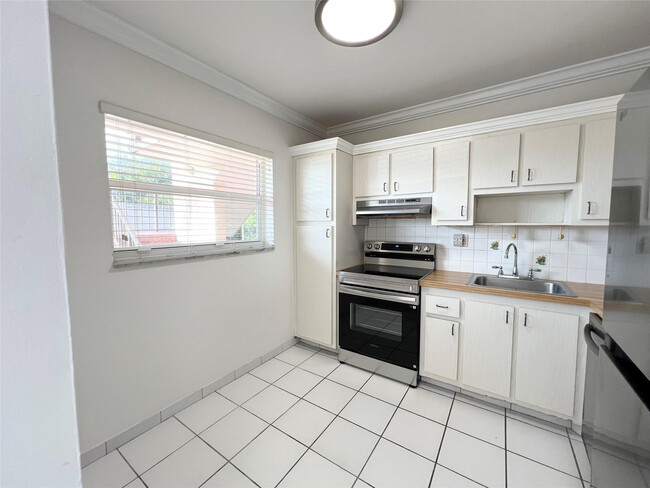 Building Photo - 6005 Del Lago Cir