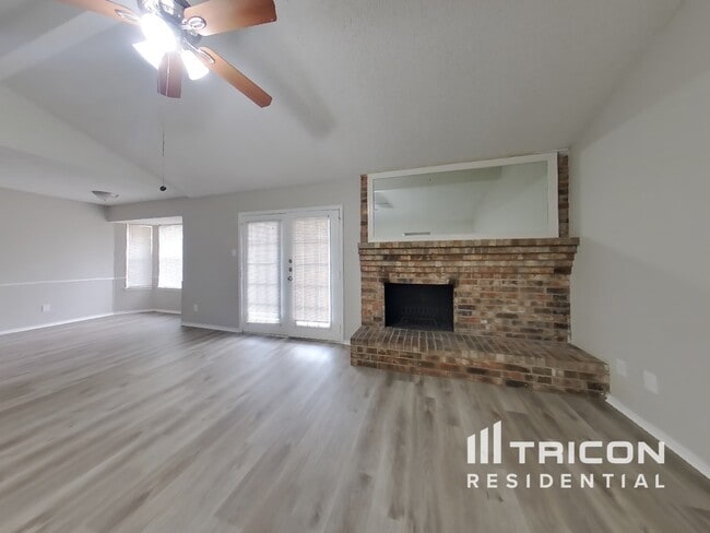 Foto del edificio - 6212 Douglas Dr