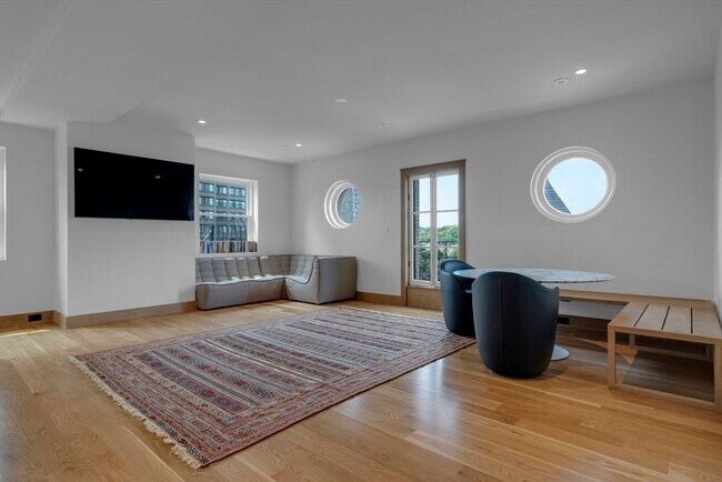 Building Photo - 344 Tappan St