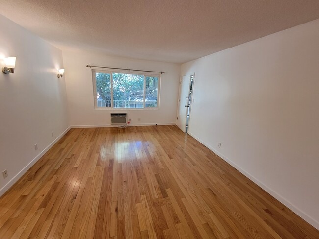 Building Photo - 1309 N Poinsettia Pl