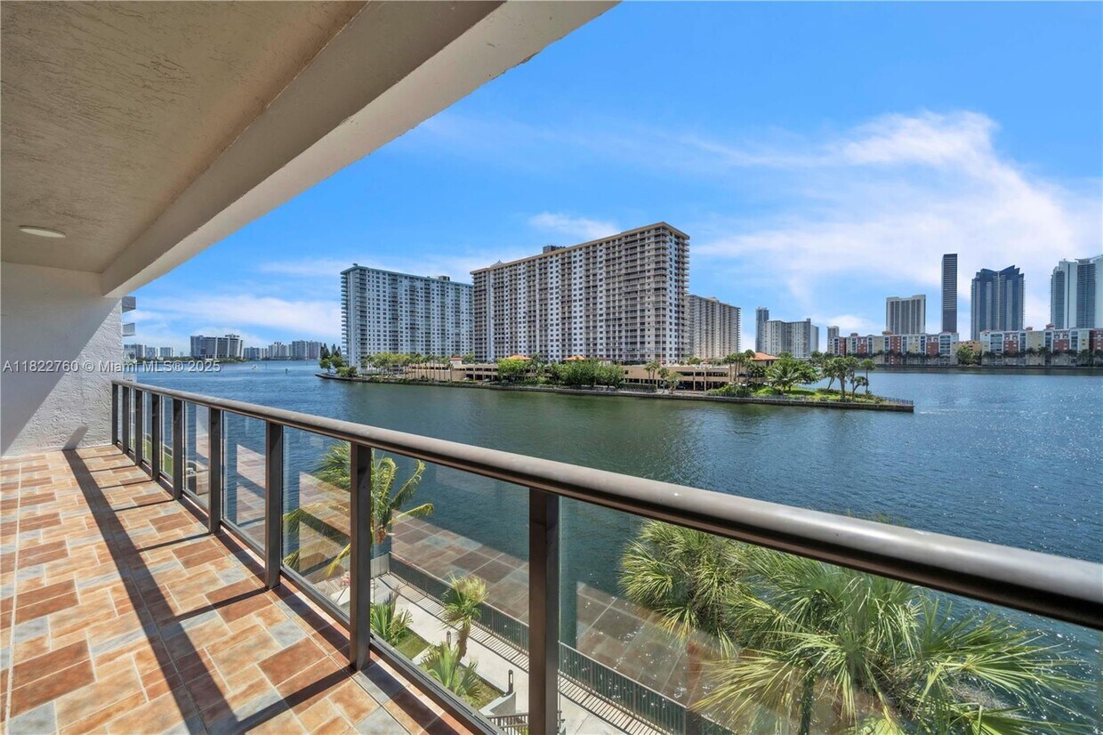 Foto principal - 4000 NE 168th St
