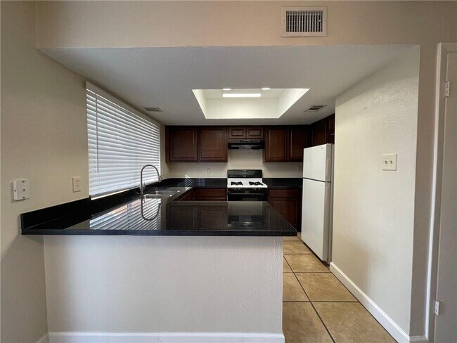 Building Photo - 5912 Hidden Valley Trl