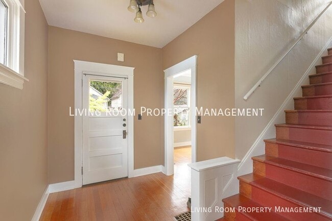 Building Photo - Charming Buckman Single-Family home with D...