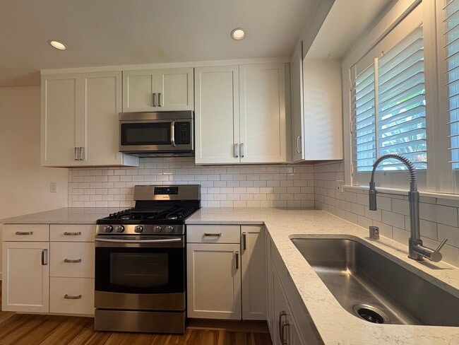 Building Photo - Beautifully Maintained 2B/2BA in Central E...