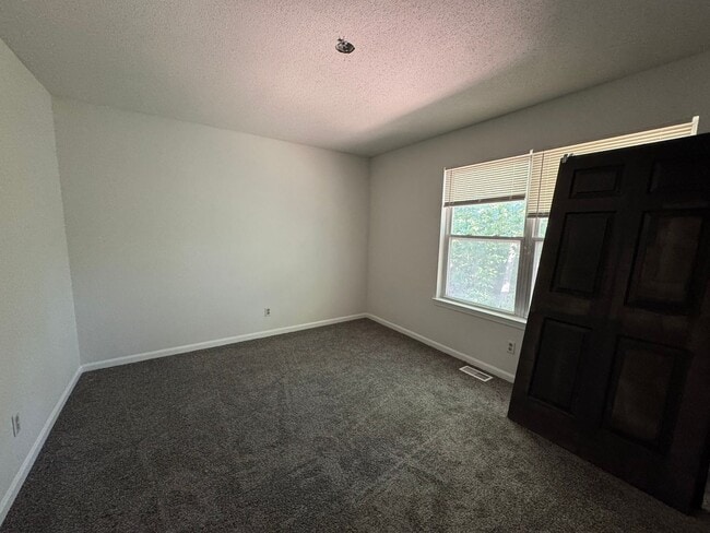 Building Photo - 5141-5143-5143 Louisville Ct