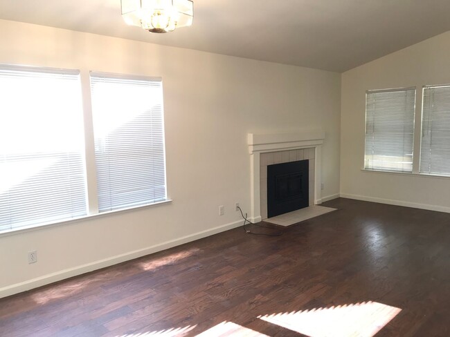 Building Photo - West Davis three bedroom available for Nov...