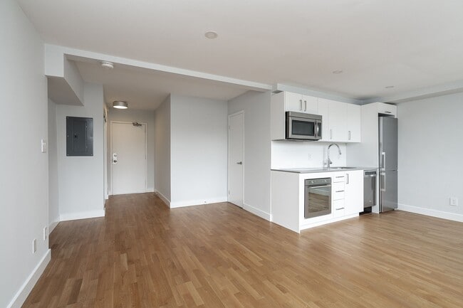 Building Photo - 800 Richmond St W