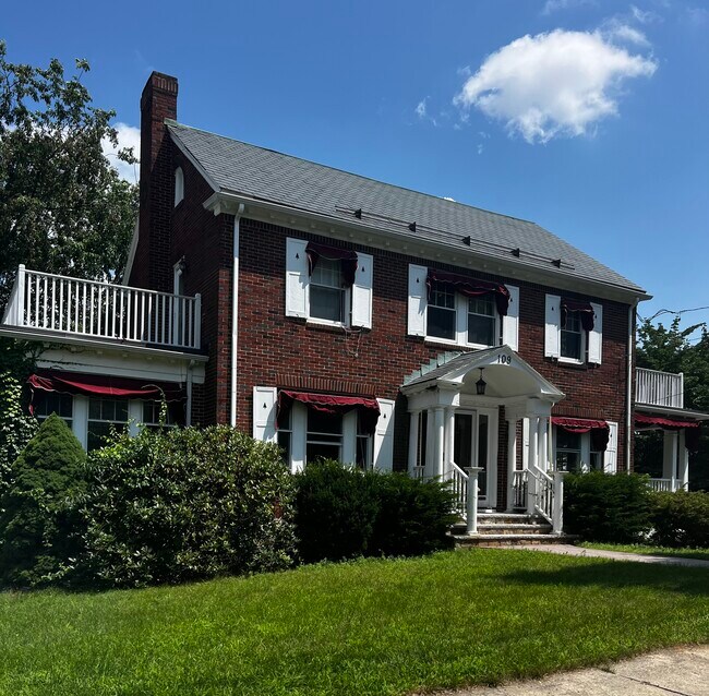 Foto del edificio - 109 Columbia Rd