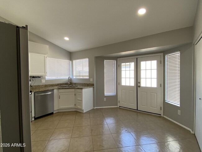 Foto del edificio - 1055 N Recker Rd