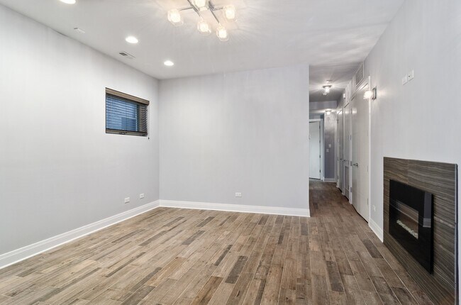 Building Photo - 3743 N Kenmore Ave